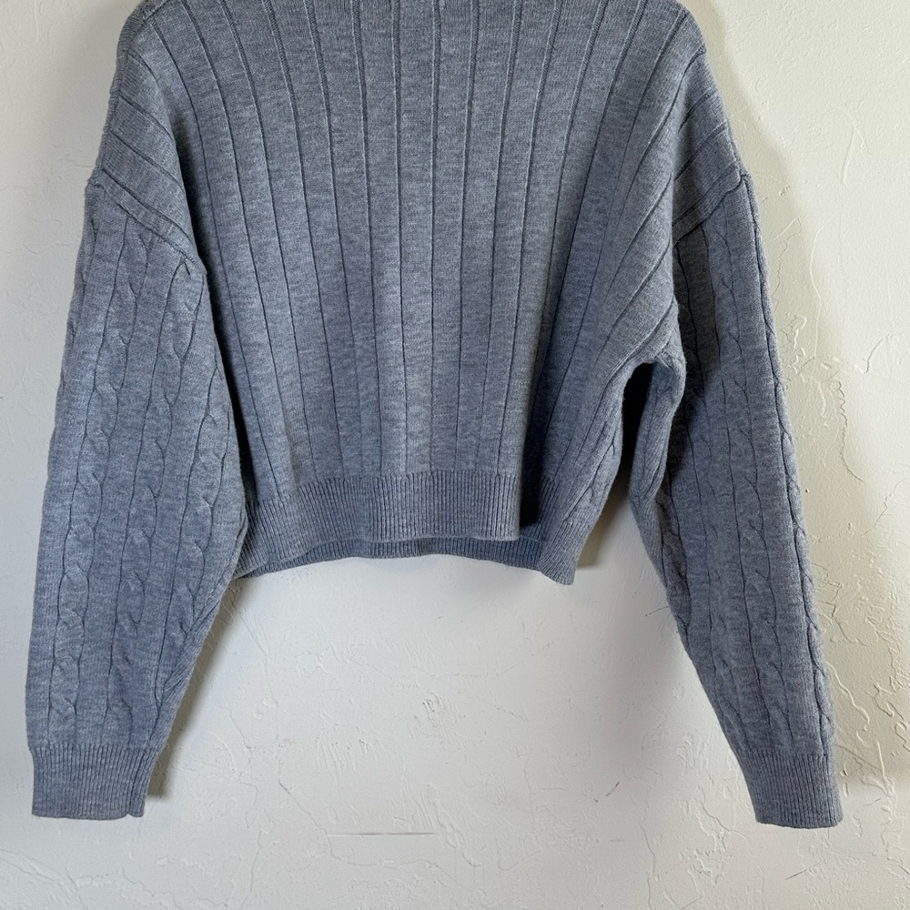 Cozy and Soft V-Neck Cable Knit Cropped Light Grey Sweater Sz M - Picture 5 of 8